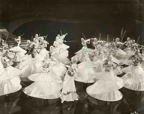 Золотоискатели 1933-го года — кадр 2