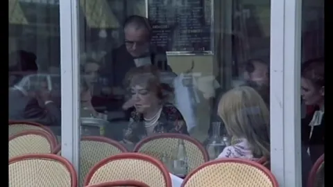 Вся жизнь впереди — кадр 12