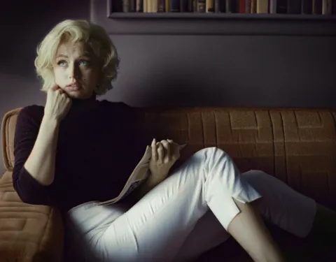 Блондинка — кадр 3