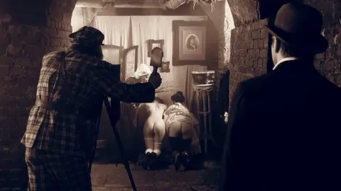 Про уродов и людей — кадр 1
